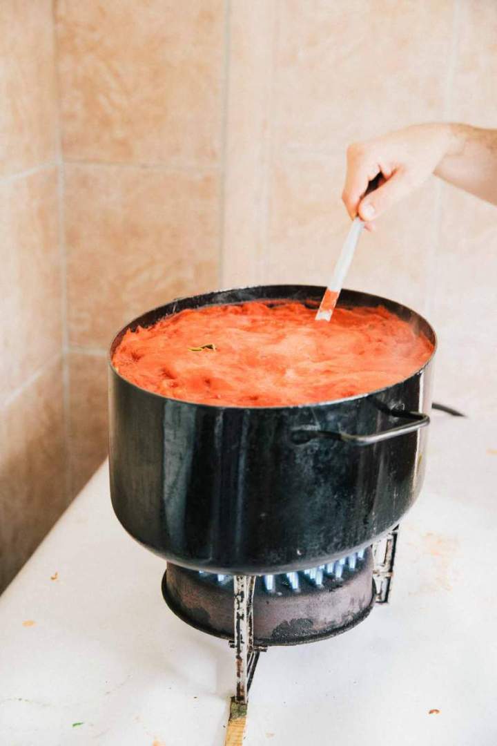 Kuhanje Paradižnikove omake za ozimnico