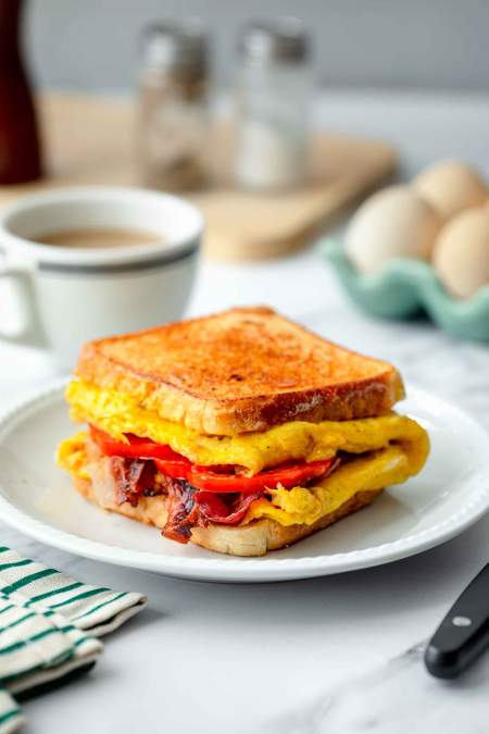 Toast z jajci, slanino in sirom