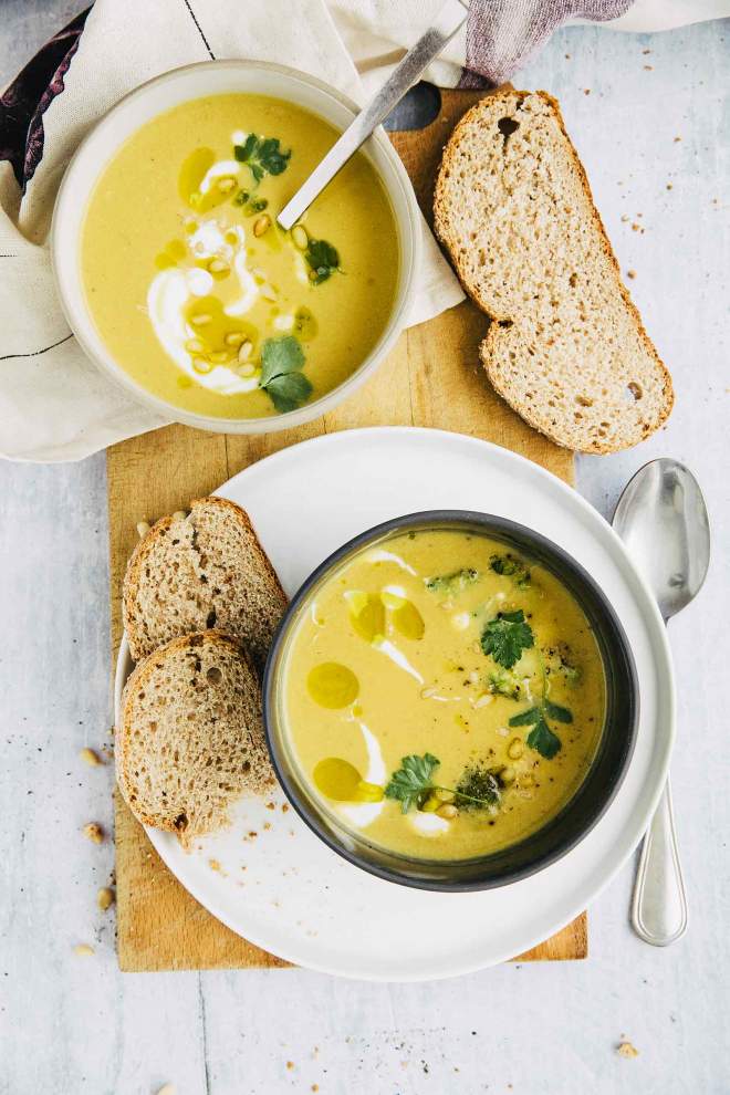 Kremna brokolijeva juha s sladkim krompirjem in sirom