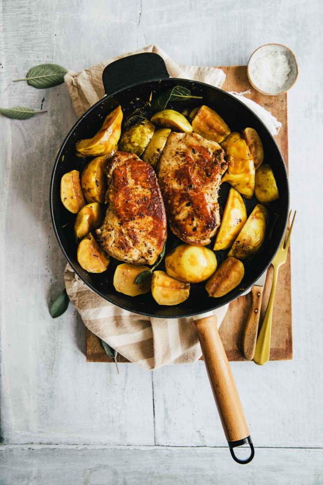 Pork chops with apples, quince and sage