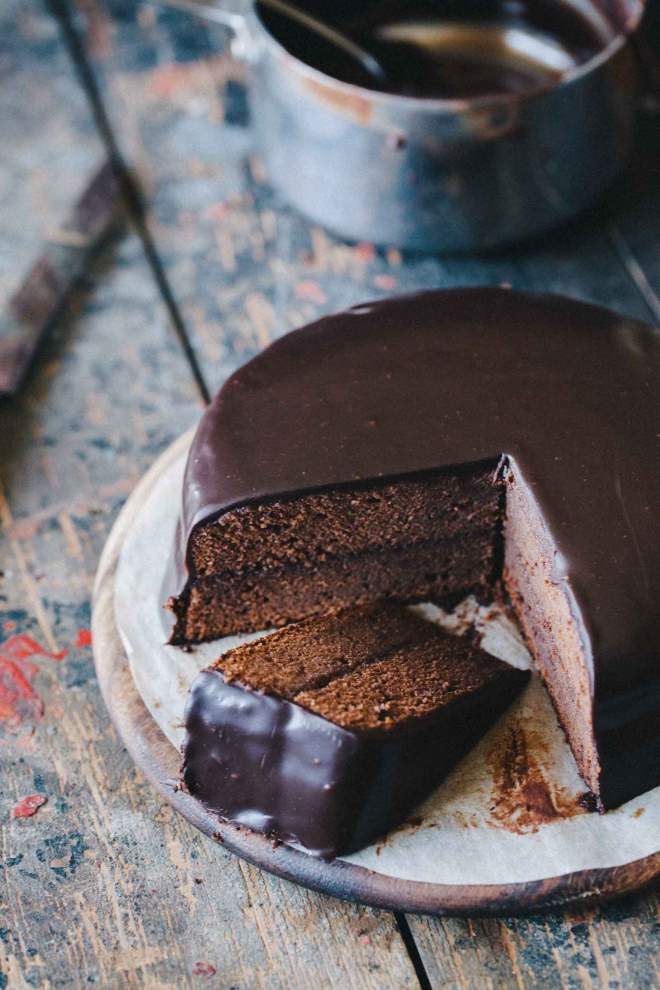 Sacher torta oblita s čokolado in narezana na kose