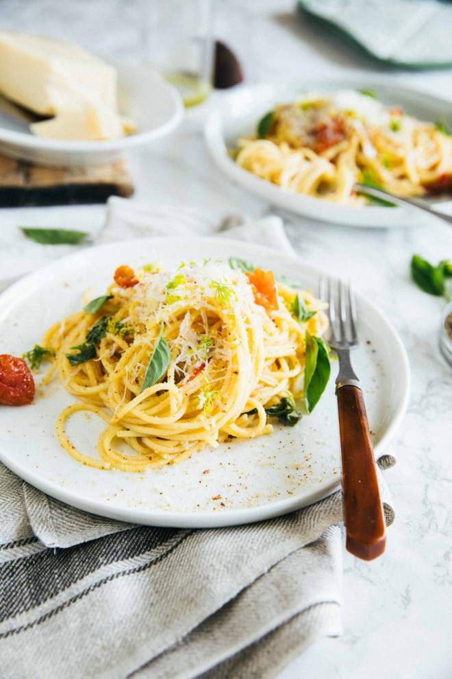 Špageti s pečenimi paradižniki in česnom