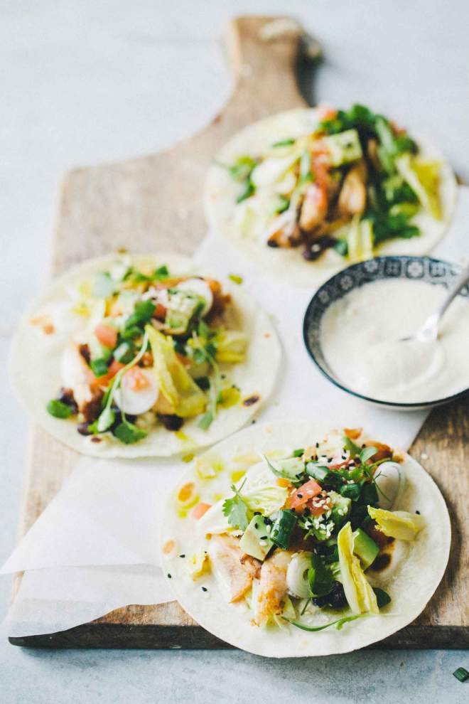Tacosi s pikantnimi perutničkami in svežo salso
