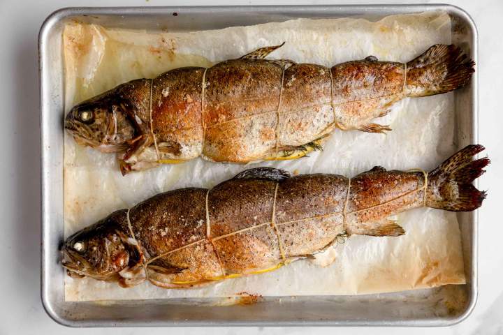 How to bake rainbow trout at home