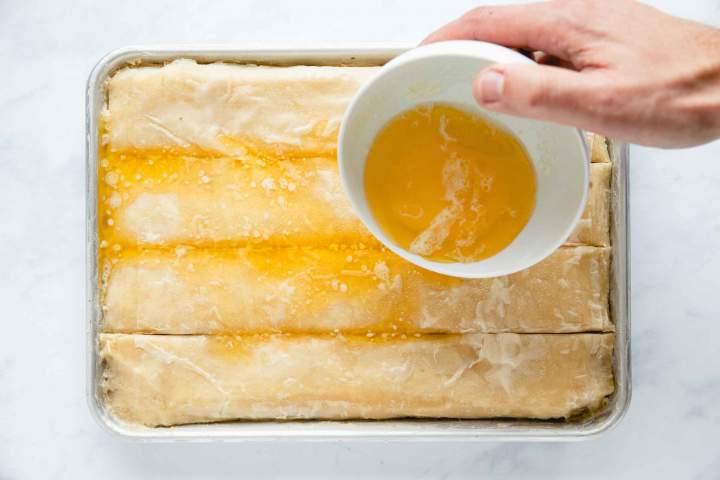 Baklava z orehi - polivanje z maslom