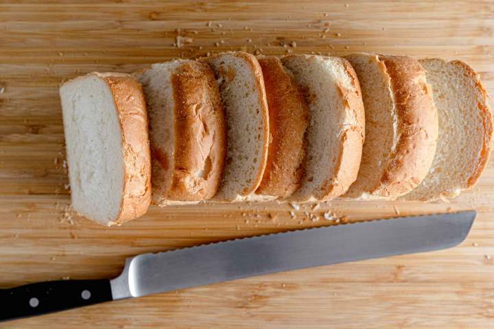 Rezanje kruha za Pohane šnite (ocvrti kruh)