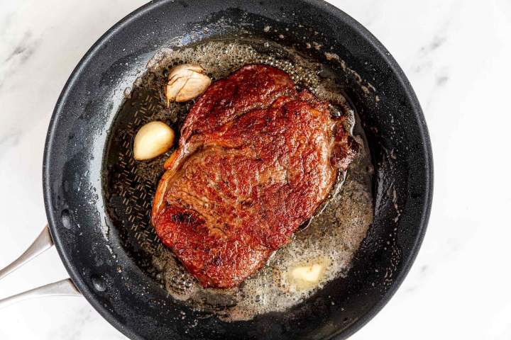Ribeye steak v poprovi omaki - popekanje v ponvi