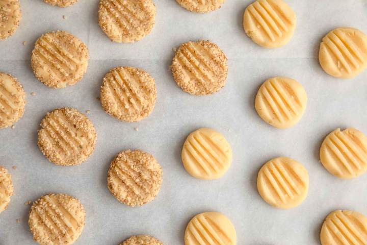 Baked Caramel Sandwich Cookies with Sesame Seeds