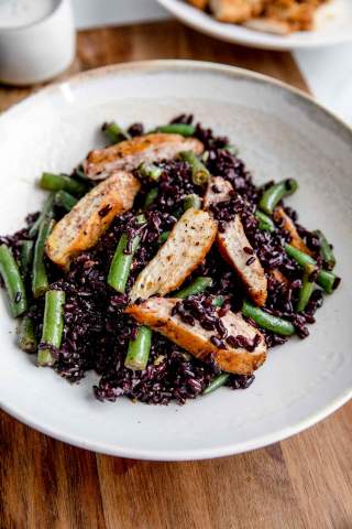 Črni riž s piščancem in stročjim fižolom