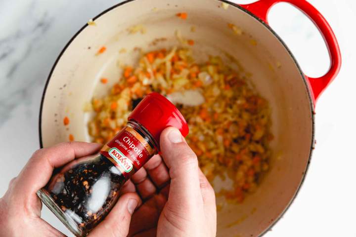 Dodajanje čilija za Chili con Carne