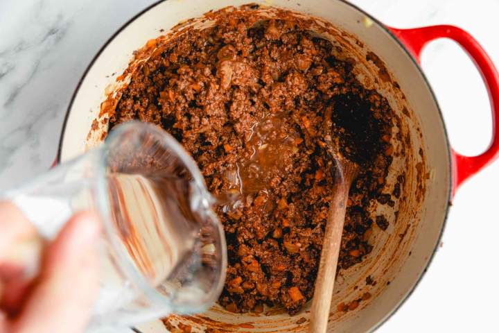 Dodajanje tekočine za Chili con Carne