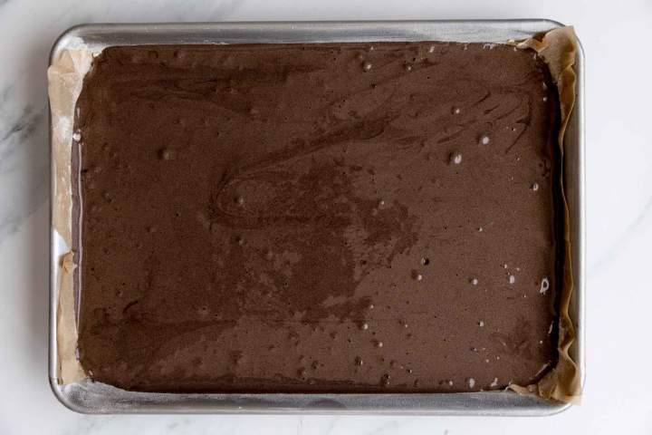 čokoladni biskvit pred pečenjem - Čokoladna rulada
