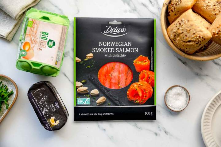 Sestavine za Eggs Royale (poširana jajca z lososom po kraljevsko)