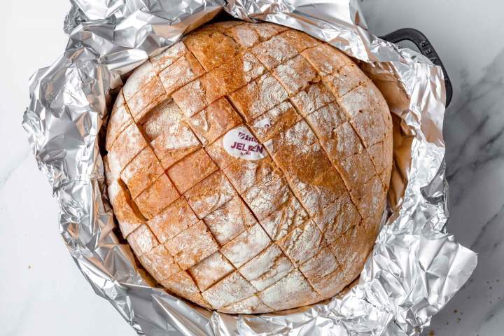 razrez kruha za Pečen kruh s slanino, sirom in tržaško omako