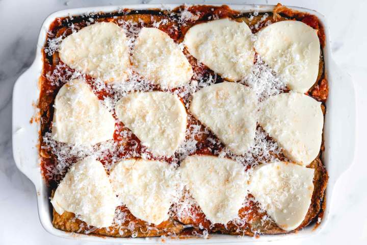 zlaganje melancanov v pekač za Gratinirani melancani (Alla Parmigiana)