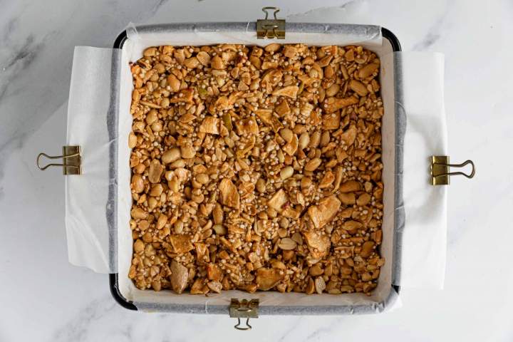 Granola arašidove kocke pred pečenjem