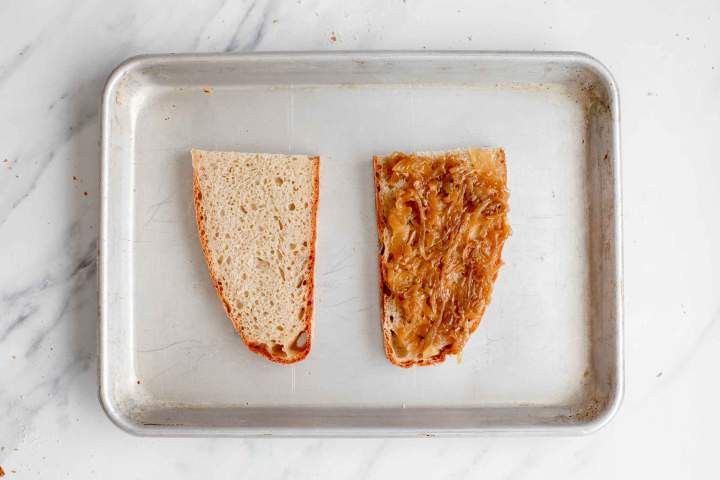 Kruh z marmelado za Sendvič s čebulno marmelado in sirom 