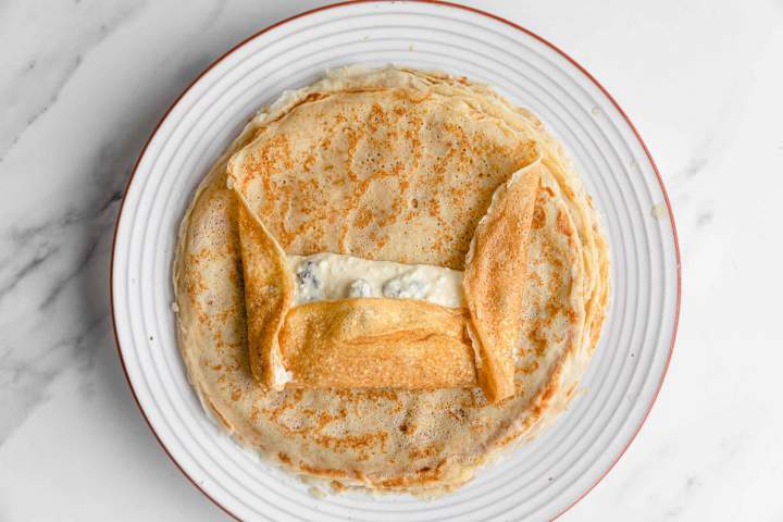 Gratinirane skutine palačinke - dodajanje nadeva in zvijanje