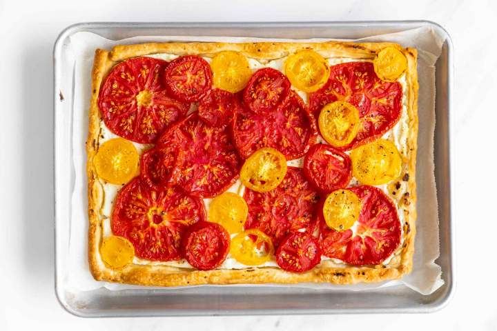 Baked tomato tart with puff pastry