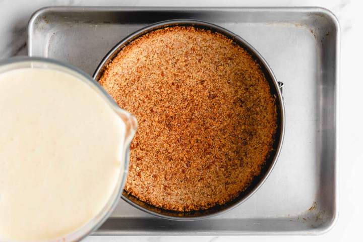 Podloga in kremni nadev za Najboljši jagodni cheesecake (sirova torta)