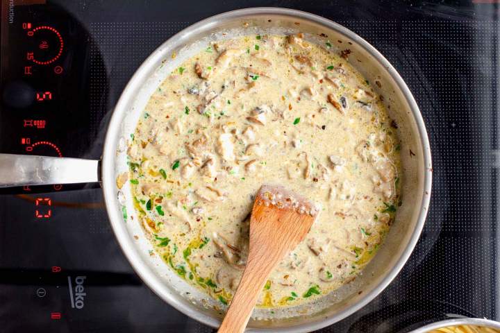 mushroom sauce for Creamy Mushroom Pasta