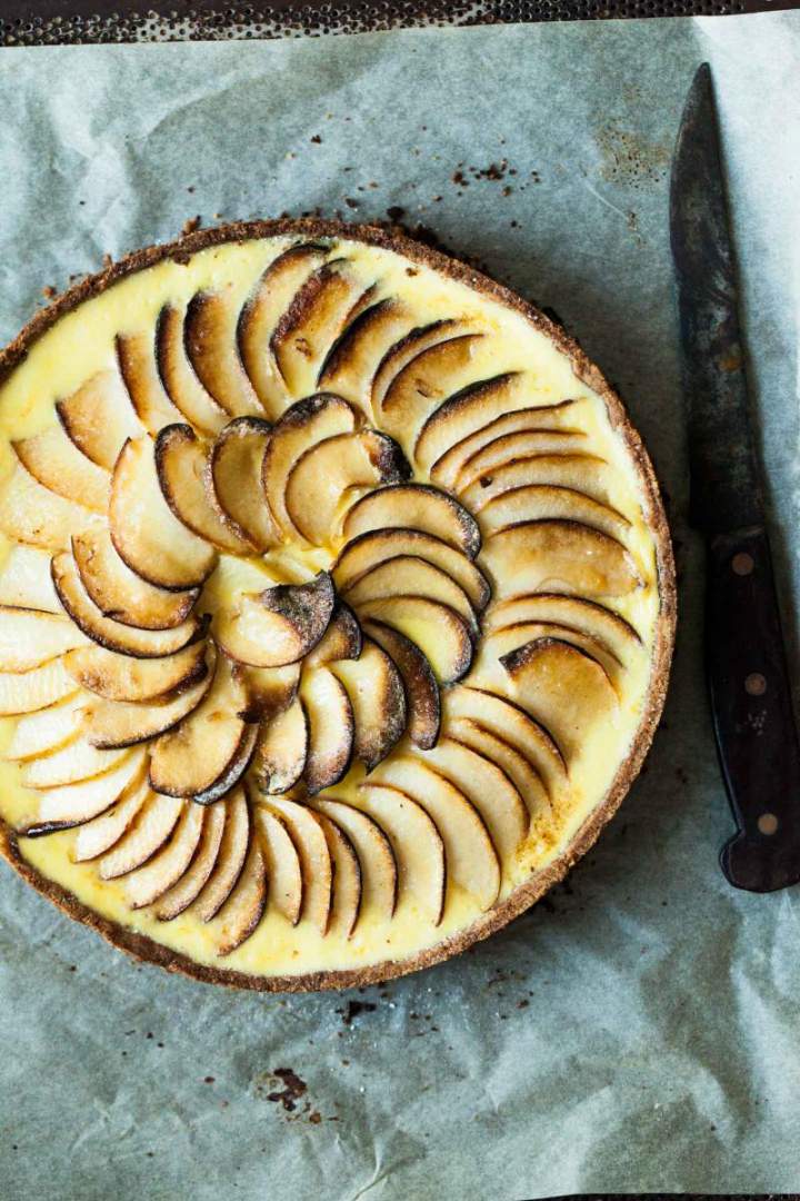 Apple tart with vanilla sauce sprinkled with icing sugar