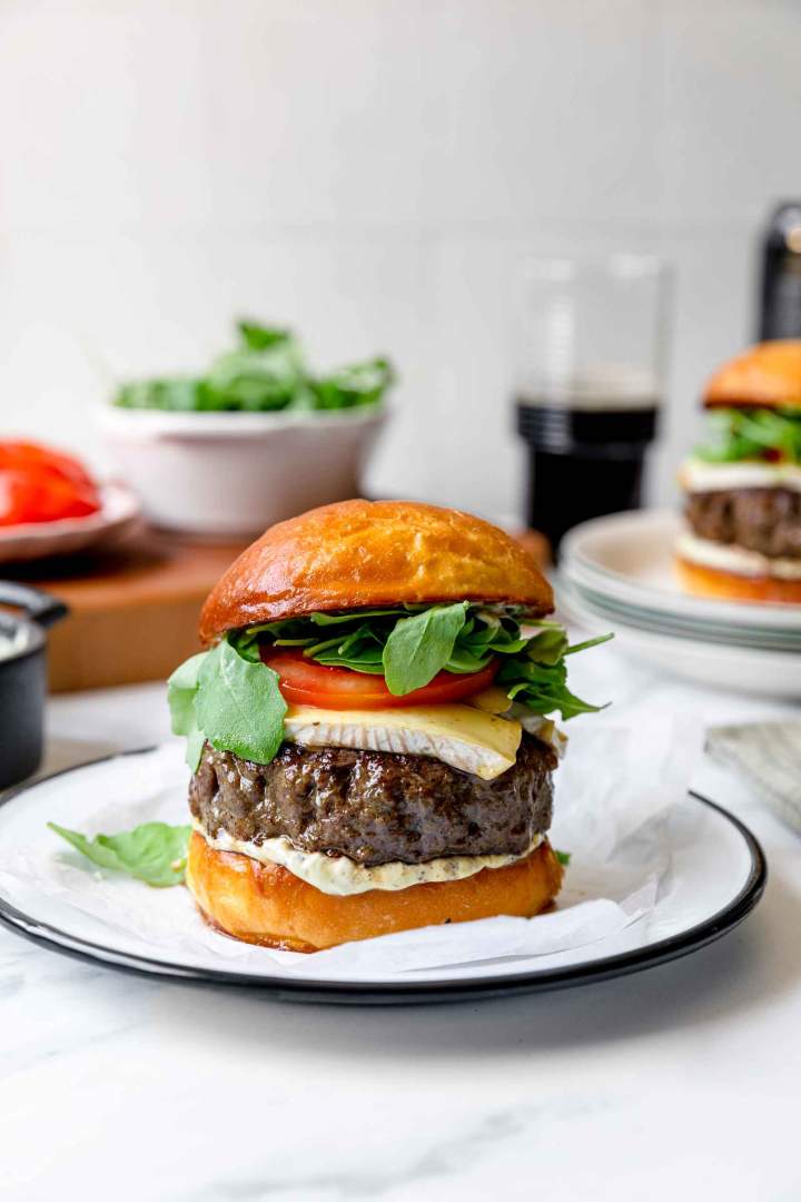 Burger z angusom, rukolo in brie sirom