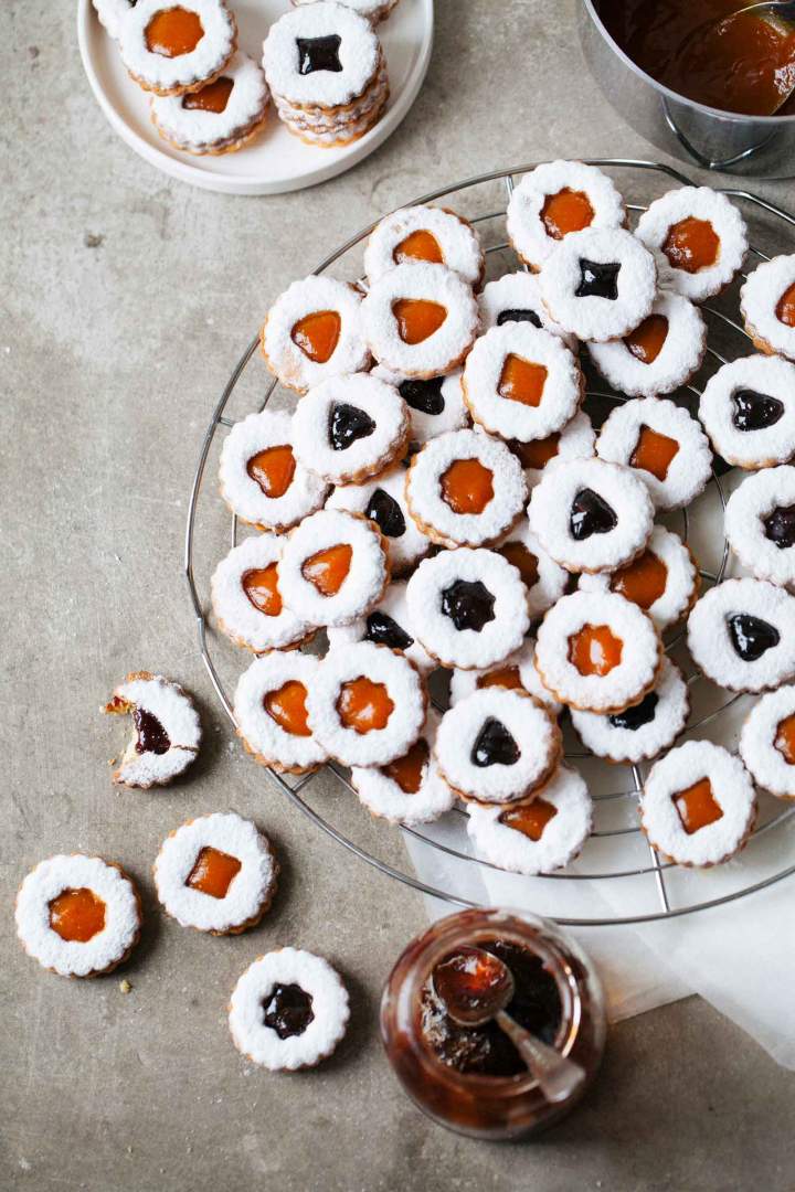 Brittle linzer cookies with marmalade