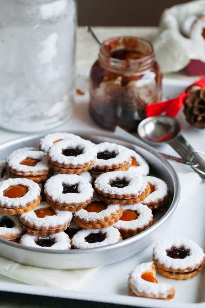Brittle linzer cookies with marmalade