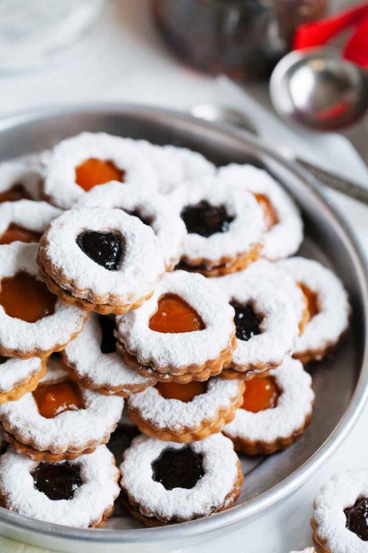 Brittle linzer cookies with marmalade