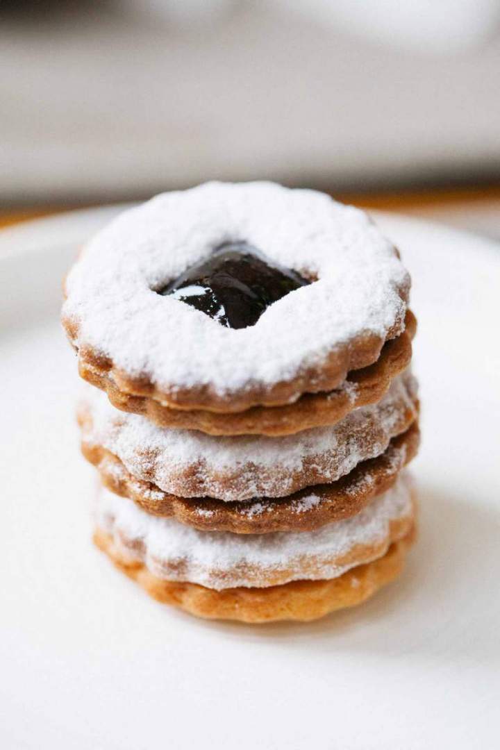 Brittle linzer cookies with marmalade