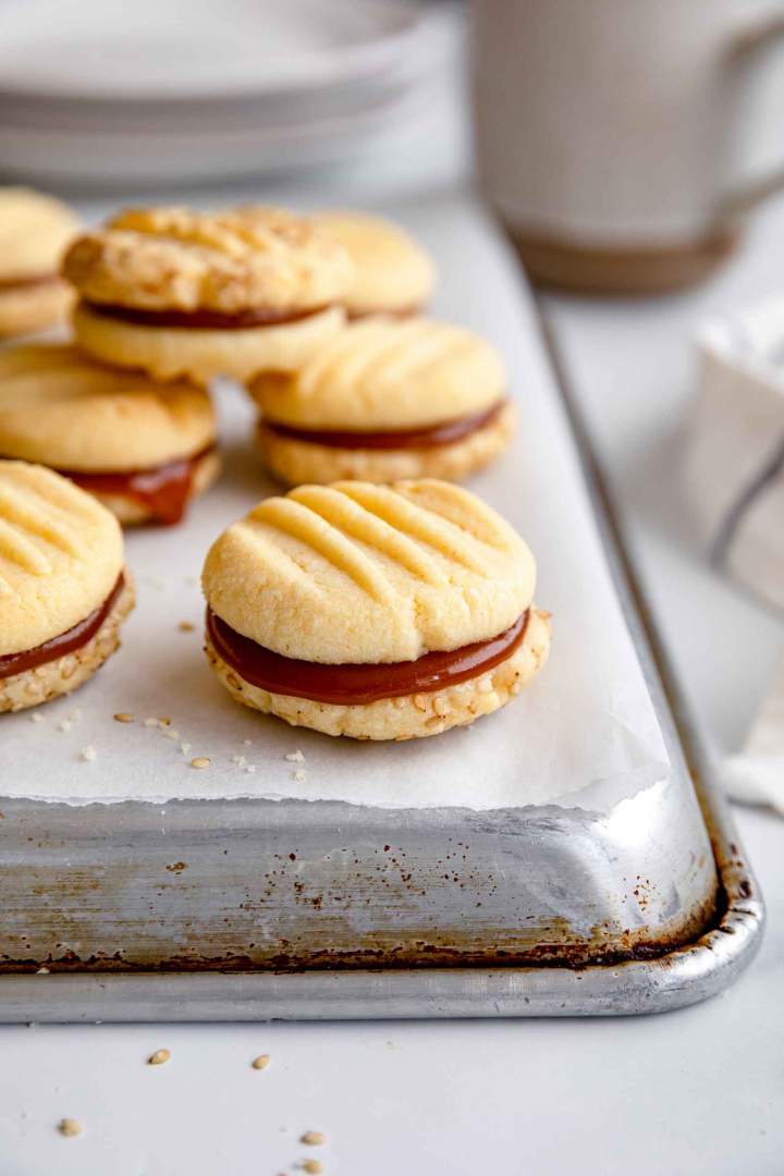 Caramel Sandwich Cookies with Sesame Seeds