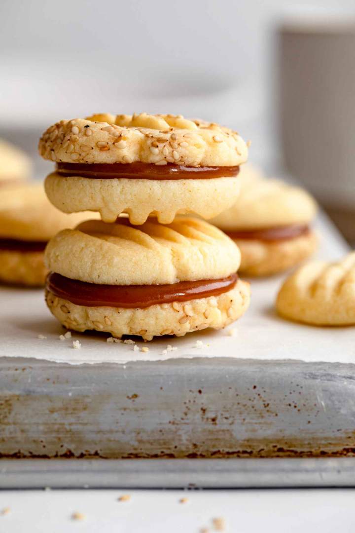 Caramel Sandwich Cookies with Sesame Seeds
