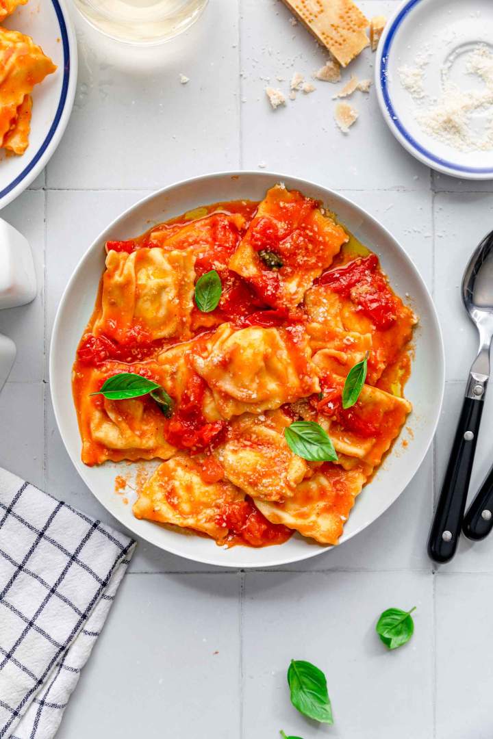 Ravioli v omaki s češnjevimi paradižniki