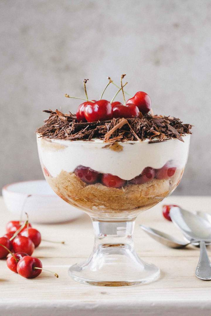 Tiramisu s češnjami postrežen v skodelici s temno čokolado