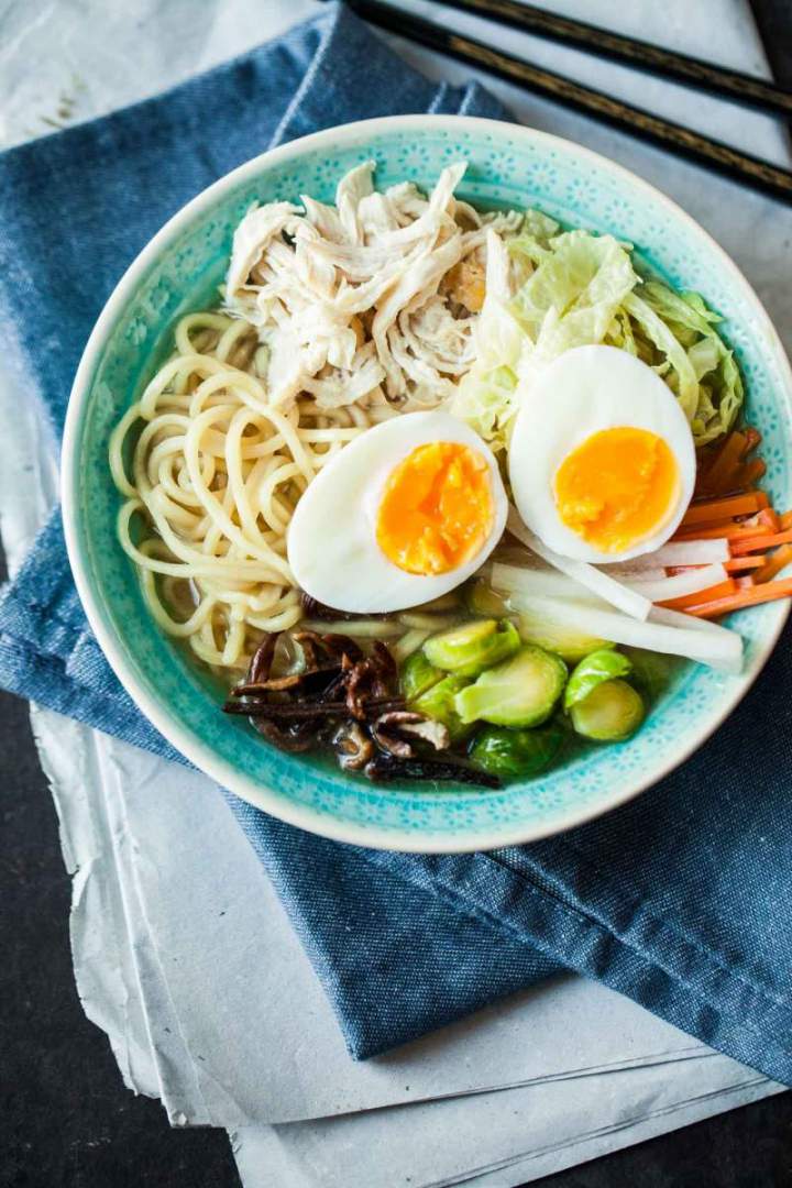 Piščančji ramen s sezonsko zelenjavo in domačimi rezanci