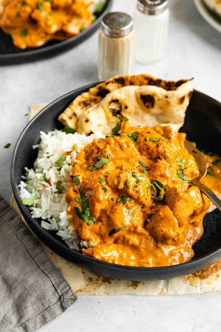 Piščančja Tikka Masala postrežena s kruhkom iz ponve in basmati rižem