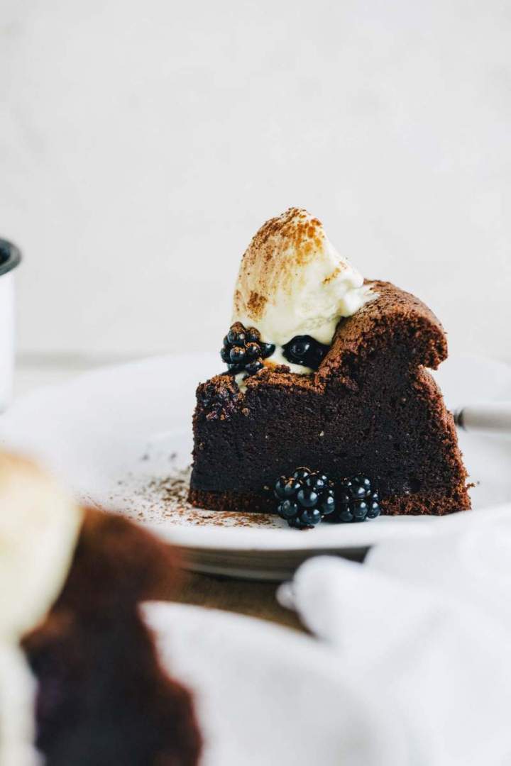 Čokoladna torta z robidami from jernejkitchen.com