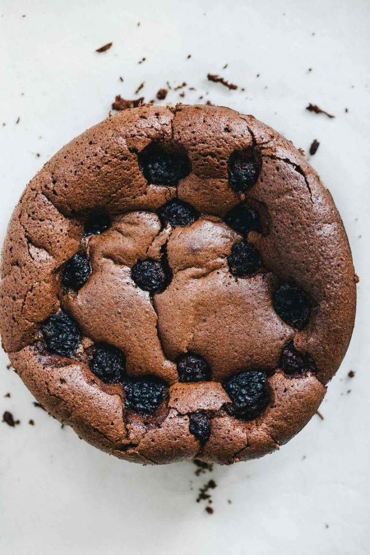 Čokoladna torta z robidami from jernejkitchen.com