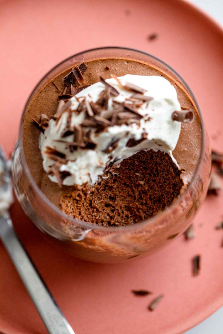 Čokoladni Mousse postrežen s stepeno smetano in nastrgano čokolado