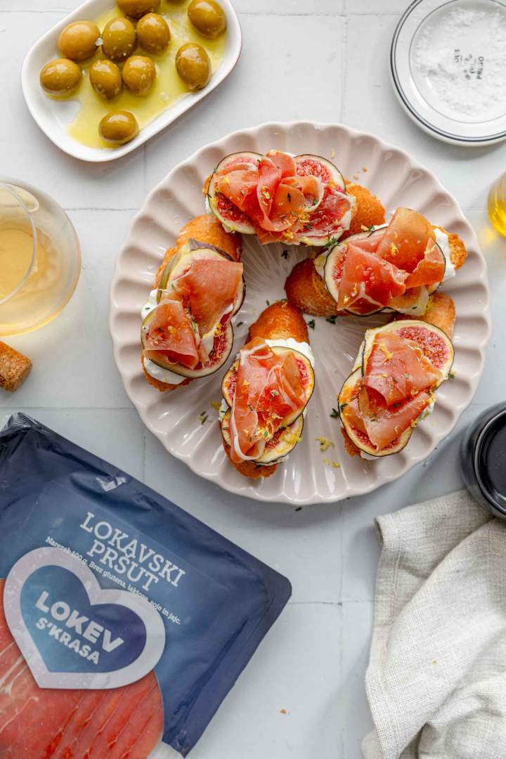 Crostini (obloženi kruhki) s pršutom in figami