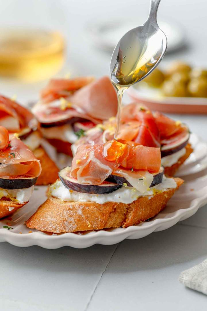 Crostini (obloženi kruhki) s pršutom in figami