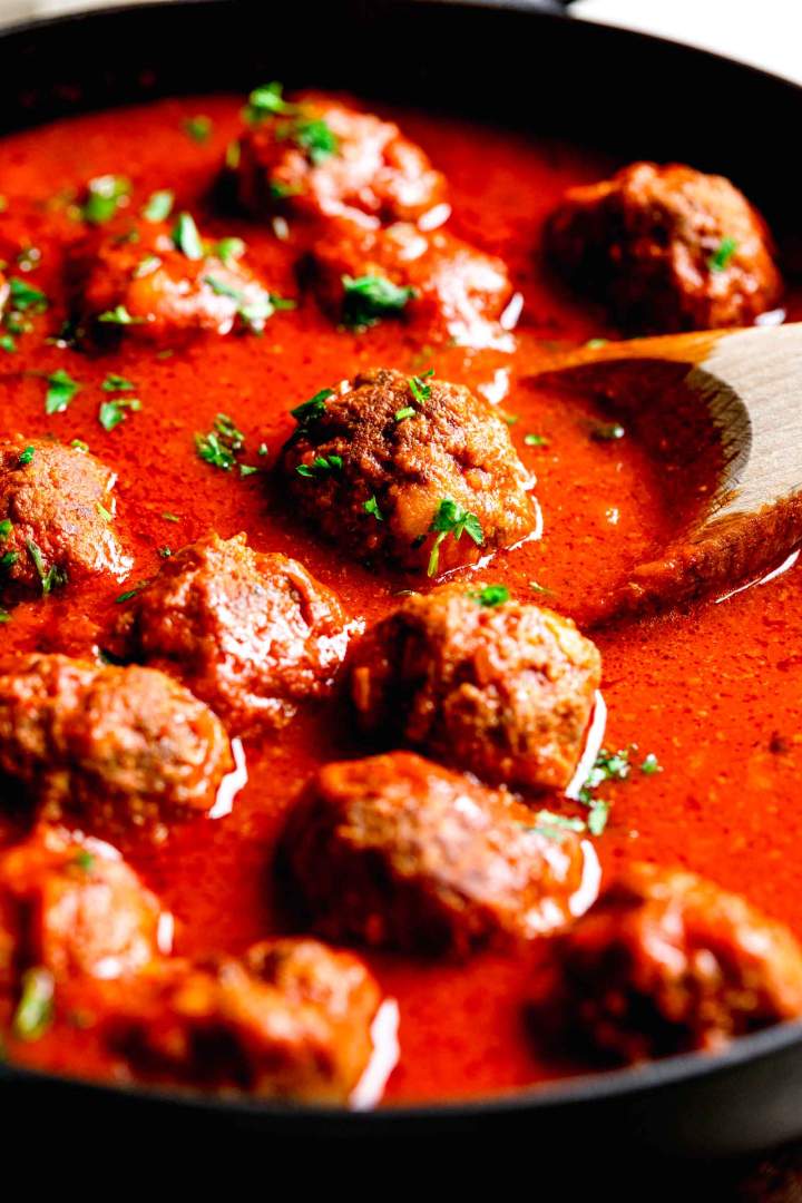 Meatballs in Tomato Sauce (Čufti)