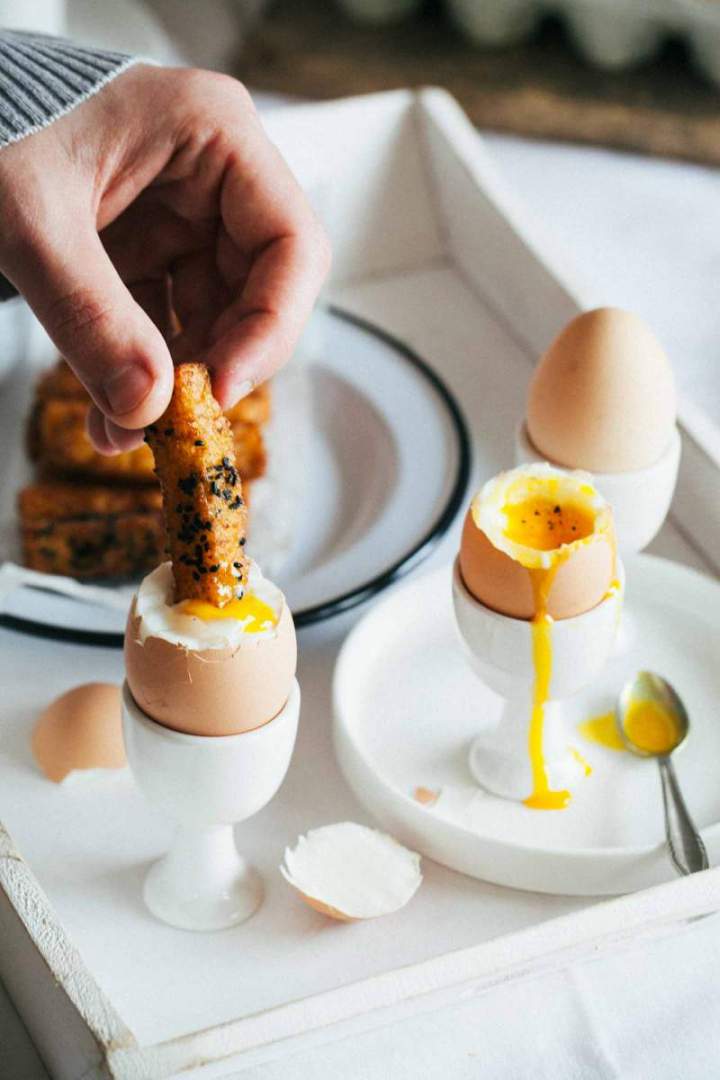 Mehko kuhana jajčka s hrustljavimi palčkami