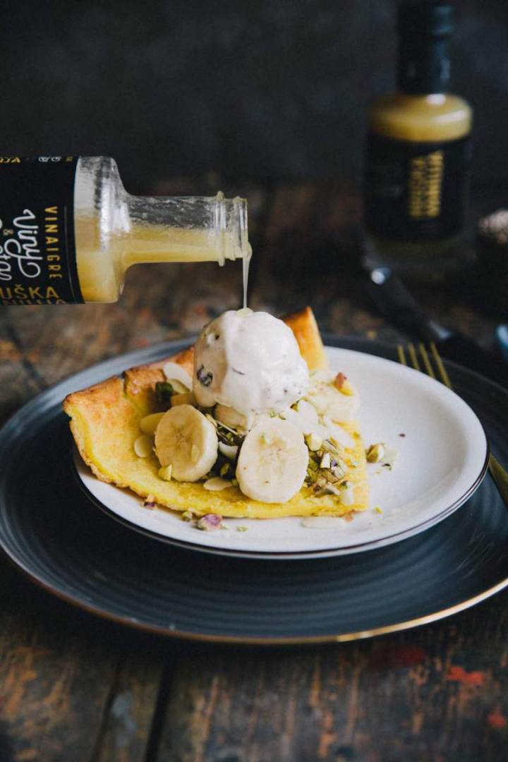 Dutch pancake with pistachios, ice cream and pears
