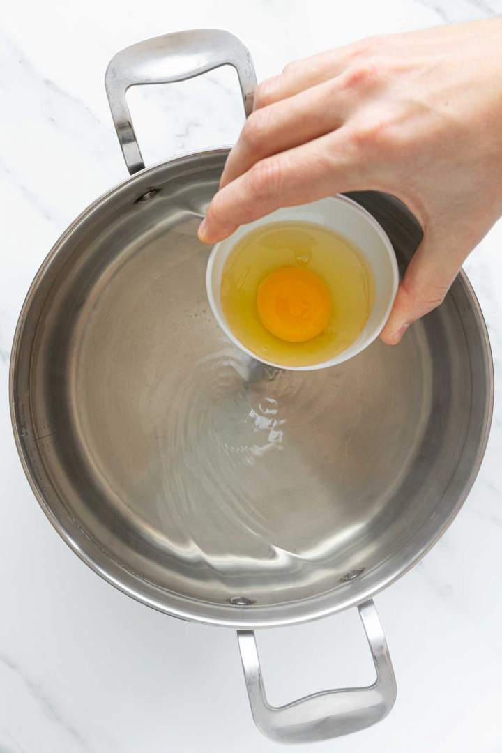 Poaching eggs at home
