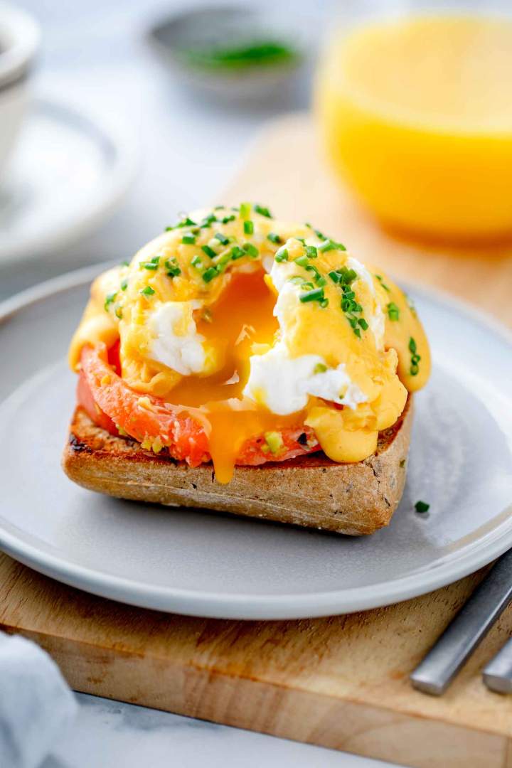 Eggs Royale (poširana jajca z lososom po kraljevsko)