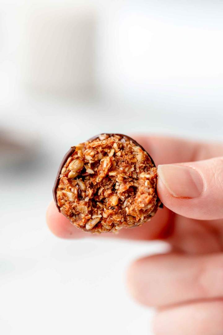 10-Minute Peanut Butter Oatmeal Energy Balls