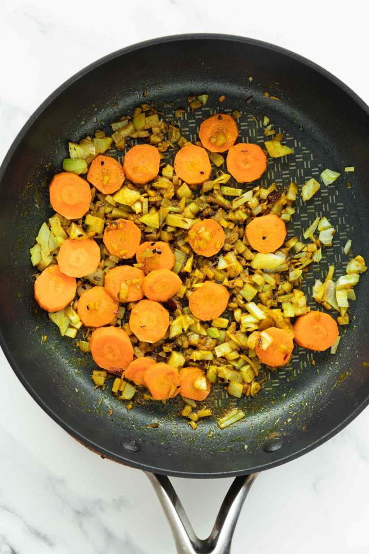 Začimbe in zelenjava za ribji curry