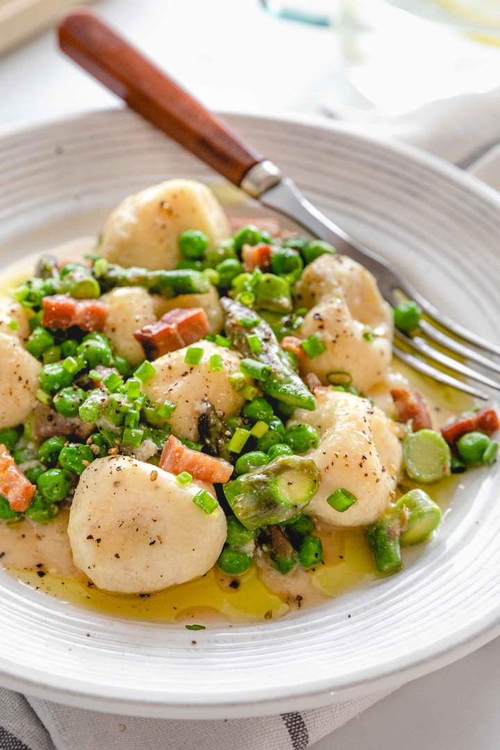 Gnudi z ricotto, šparglji in panceto